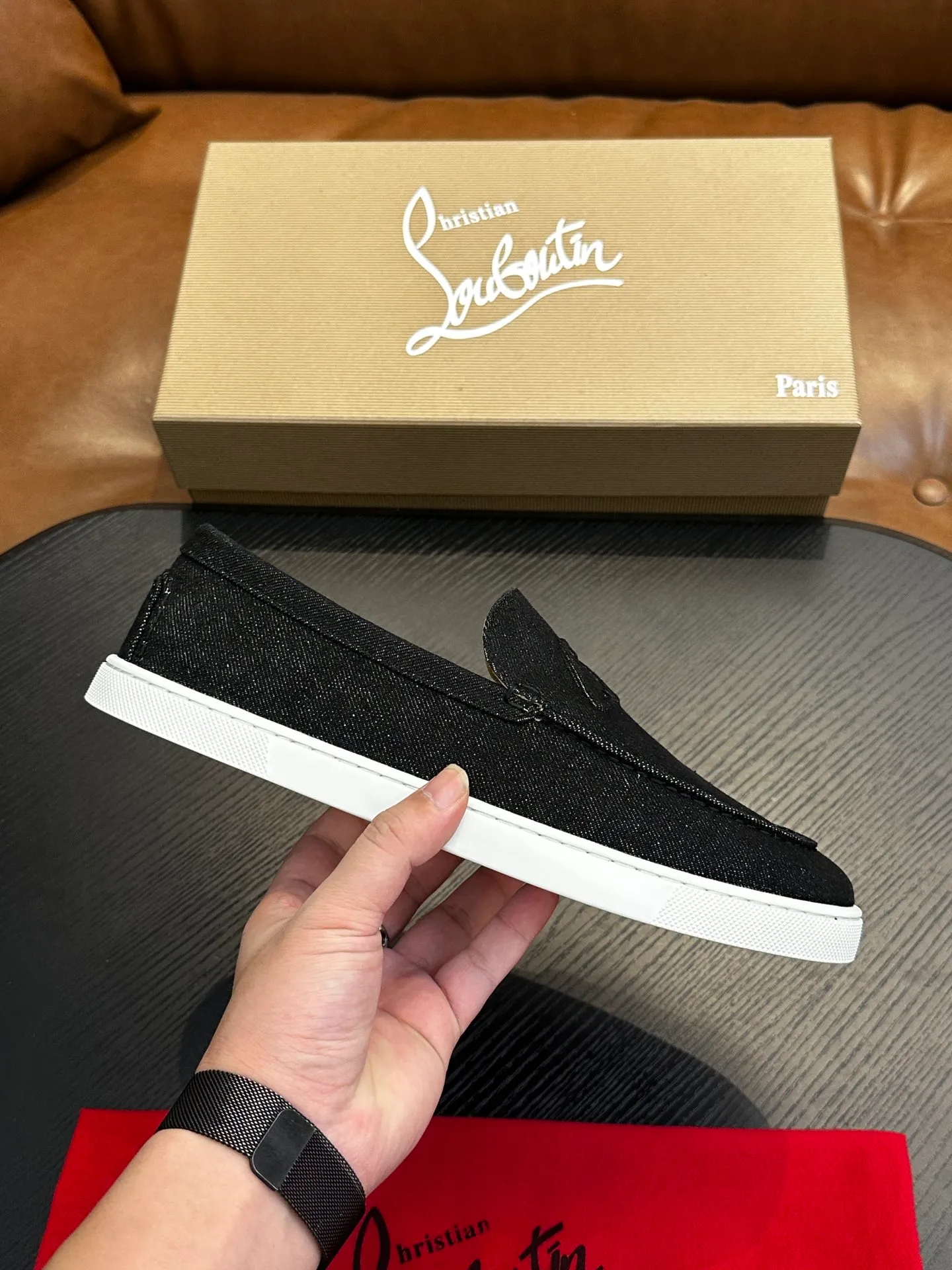 P760💰Christian Louboutin (red-soled shoes) Italian men’s casual sneakers are shipped! Each pair of shoes from this Italian handmade shoe brand has a simple and classic design, which is very comfortable and versatile! The upper fabric of this shoe is made of imported cowhide, with high-end and comfortable cowhide lining! The outsole is made of original rubber bottom sheets and is lined with cowhide! Brand-specific molded footbed, exclusive private mold control! Original box packaging, with shoe storage bag! 39 40 41 42 43 44 (38 45 46 customized)